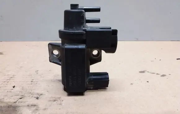 Toyota Avensis T270 Valve vacuum 258190R010 70051307