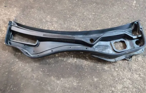 Maserati Levante Wiper trim 670040250