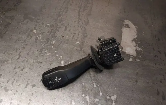 BMW 5 E39 Indicator stalk 8352172 01100410