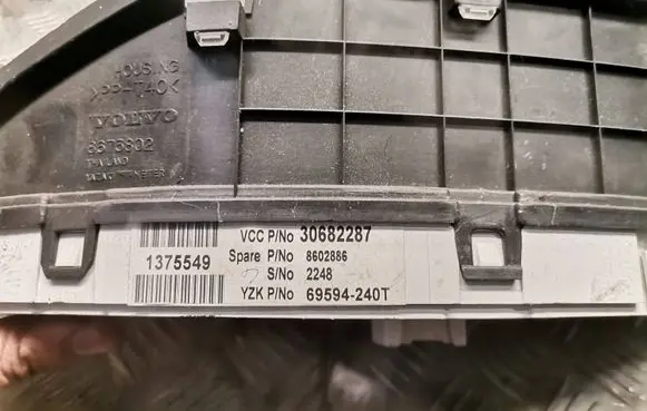 Volvo XC70 Speedometer (instrument cluster) 8673802