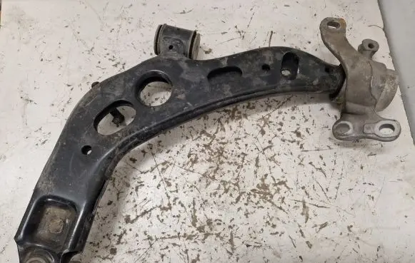 BMW 1 F40 Front lower control arm/wishbone 6879844