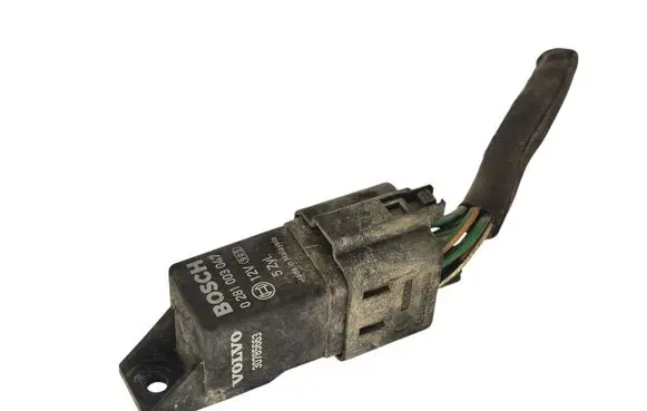 Volvo V50 Glow plug pre-heat relay 0281003047