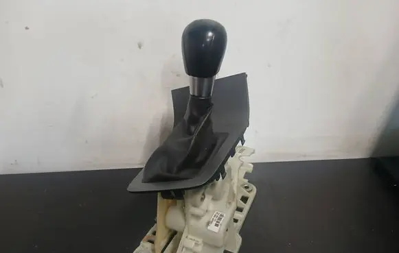 Volvo V70 Gear shifter/selector 100004737