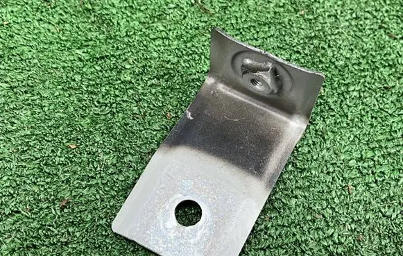 Fender mounting bracket