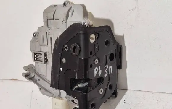 Volkswagen PASSAT B6 Rear door lock 3C4839016A