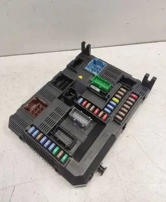 Citroen C4 II Picasso Fuse module 9804067480 22661F01 E1092032