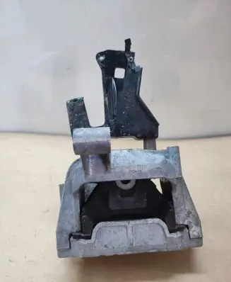 Volkswagen Tiguan Engine mount bracket 5N0131552E
