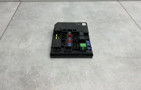 Nissan Juke I F15 Fuse module 284B71TX2A