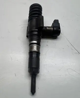 Volkswagen PASSAT B6 Fuel injector 03G130073T