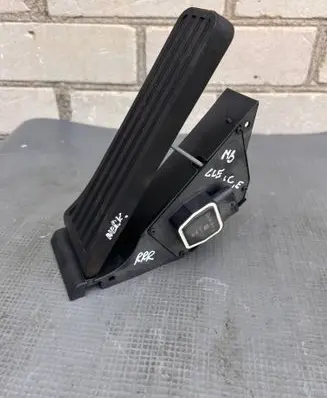 Mercedes-Benz C W204 Accelerator throttle pedal A2043000082 A2043000004