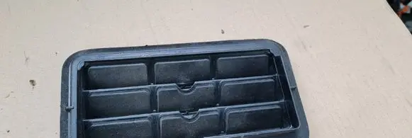 Quarter panel pressure vent