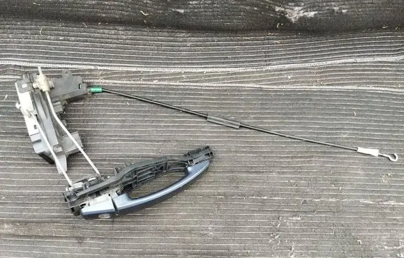 Opel Astra H Front door lock 13210748 24463523