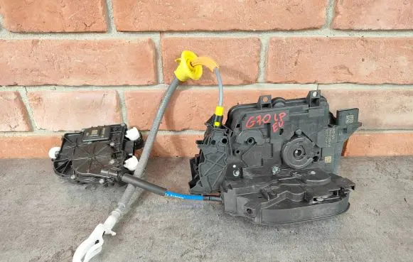 BMW 7 G70 Front door lock 7932205 9451847 512112S