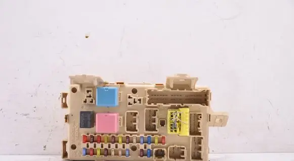 Toyota Avensis T250 Fuse module 8264105020A