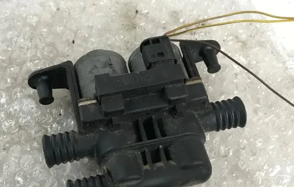 BMW 5 E39 Coolant heater control valve 8374995