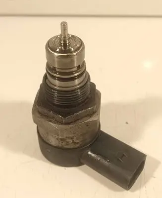 Volkswagen PASSAT B7 Fuel pressure regulator 057130764AB 37493714 0281006075