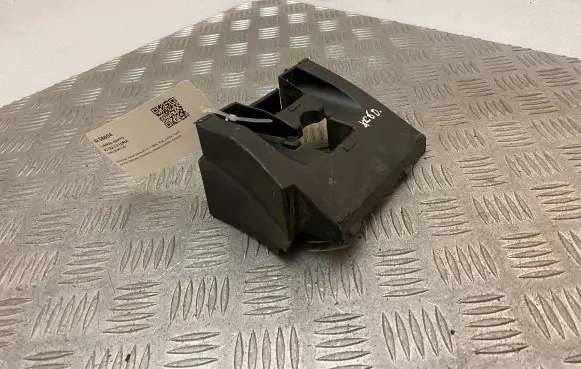 Volvo XC60 Fender mounting bracket 32216698