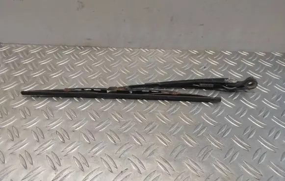 Rear wiper blade arm