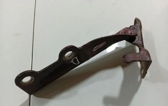 Engine bonnet/hood hinges