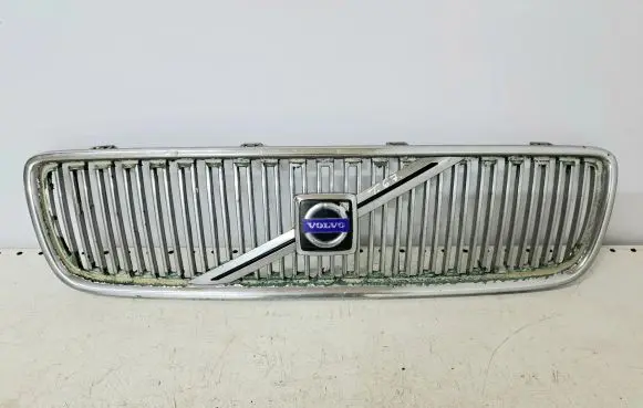 Volvo V70 Front bumper upper radiator grill