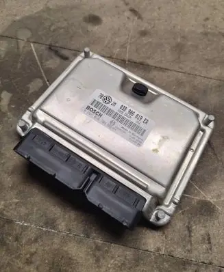 Volkswagen PASSAT B5.5 Engine control unit/module 038906019ER 0281010704