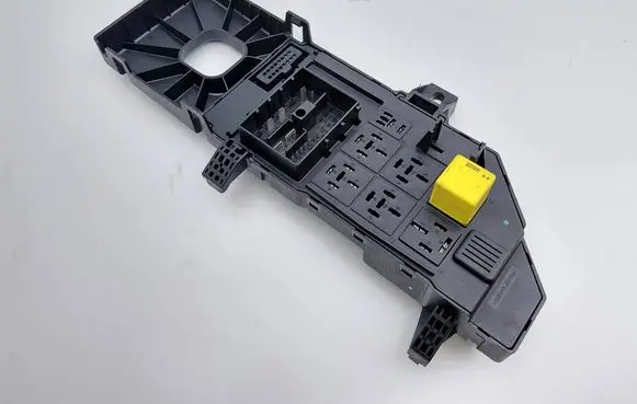 Opel Vectra C Fuse module 13223679 13223679JB 518898002