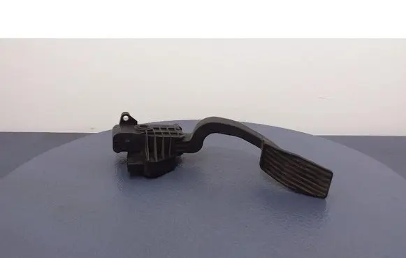 Opel Corsa D Accelerator throttle pedal 55702020