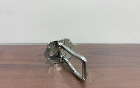 Mini Cooper Countryman F60 Rear door lock loop/hook striker 7473763