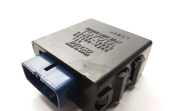 Toyota Yaris Day light relay 8264212050 0617004240 8281052020