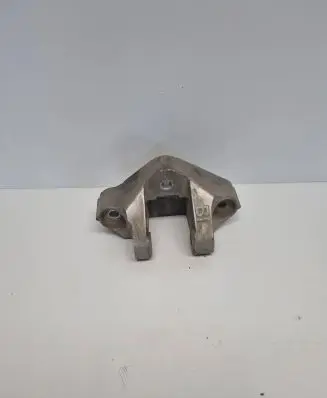 Nissan Qashqai Engine mounting bracket 038172