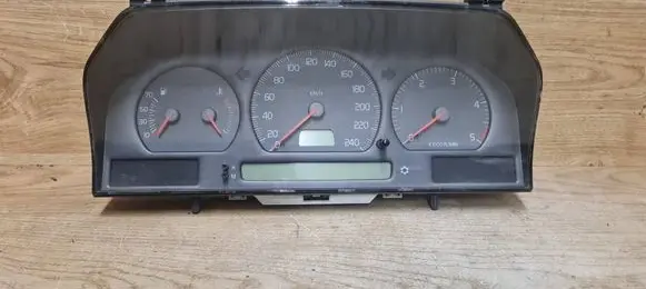 Volvo S70 V70 V70 XC Speedometer (instrument cluster) 9168386