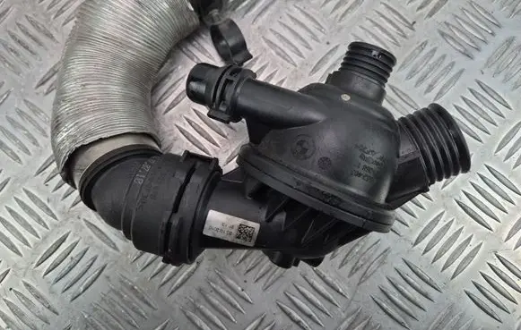 BMW 3 E90 E91 Thermostat/thermostat housing 7552403 10106811 7533978