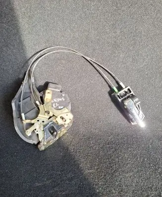 Lexus IS 200-300 Rear door lock