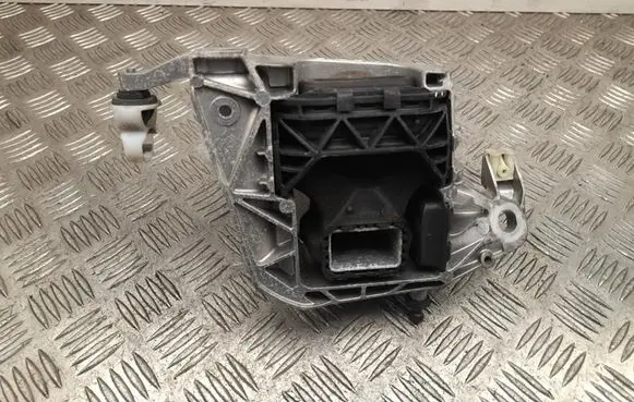BMW 2 Active Tourer U06 Engine mount bracket 9423376
