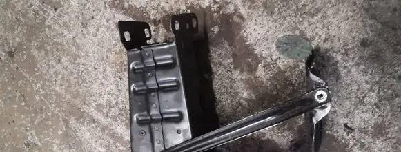 Mercedes-Benz C W203 Front bumper mounting bracket