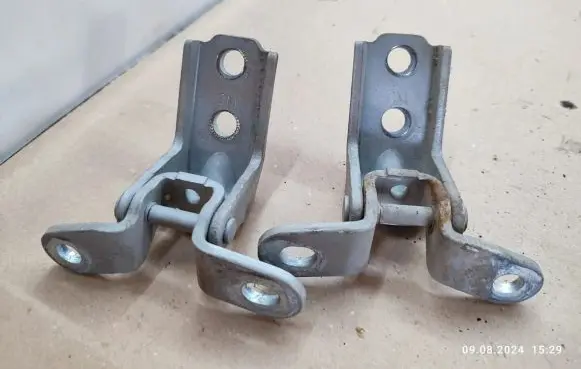 Hyundai Santa Fe Front door upper hinge