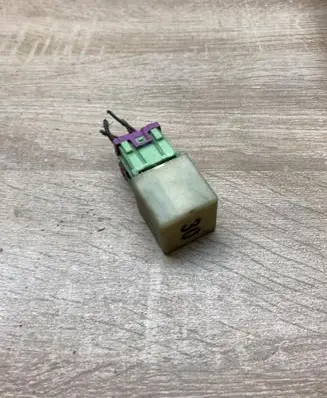 Volkswagen PASSAT B4 Other relay 165906381