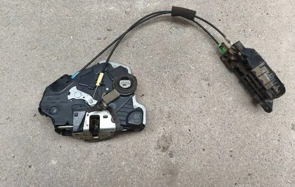 Suzuki Grand Vitara II Front door lock 8221065J21