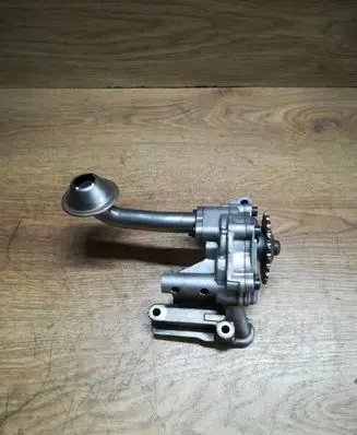 Volkswagen Touran I Oil pump 038115105C