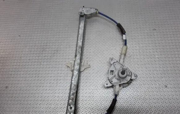 Rear door manual window regulator