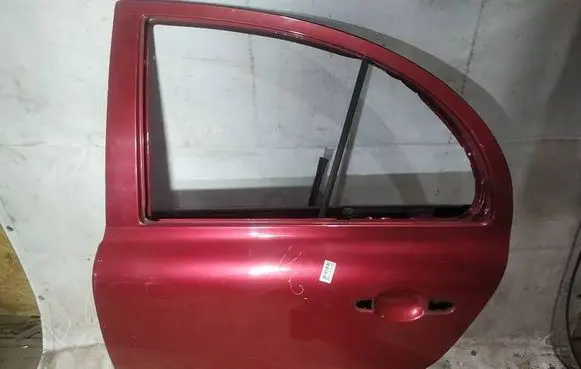 Nissan Micra Rear door raudonos