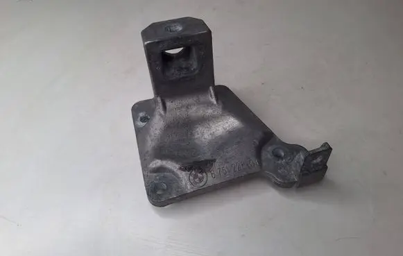BMW 5 E39 Engine mounting bracket 6751226