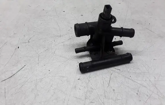 Volkswagen PASSAT B6 Engine coolant pipe/hose 06F121133