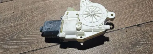 Mercedes-Benz E W212 Front door window regulator motor 0130822502 A2048200242