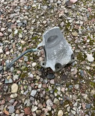BMW 5 E60 E61 Engine mounting bracket 6770634