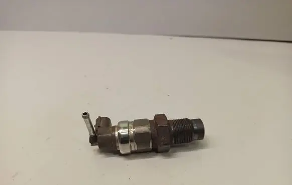 Toyota Avensis T270 Fuel pressure regulator 03G05671