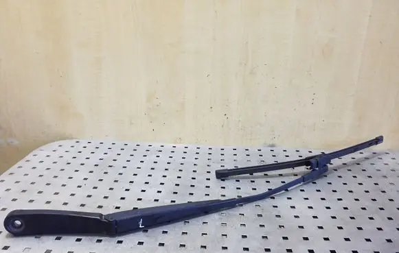 Front wiper blade arm