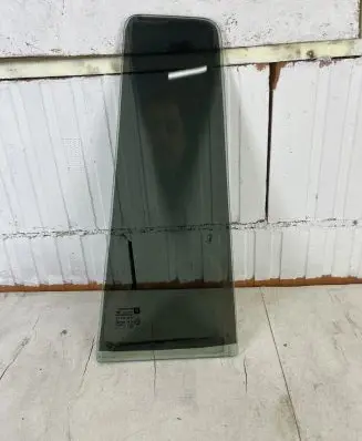 Opel Zafira B Rear vent window glass 013132382
