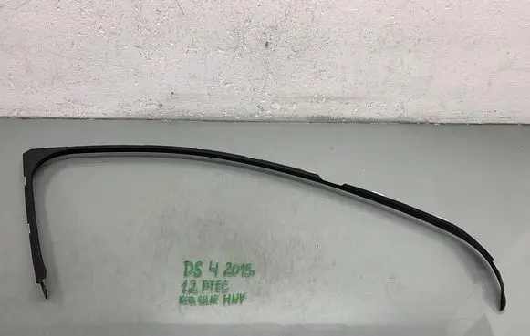 Citroen DS4 Front door window/glass frame 