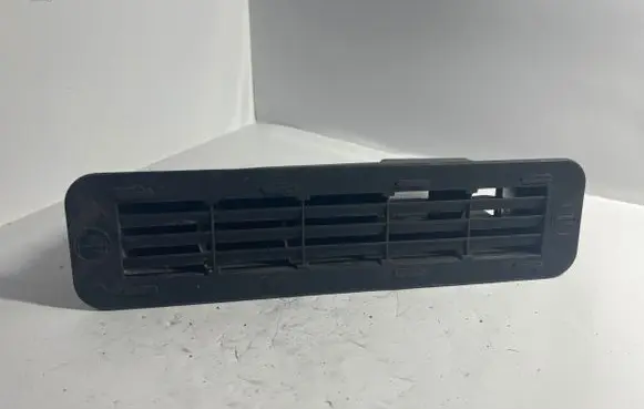 Quarter panel pressure vent